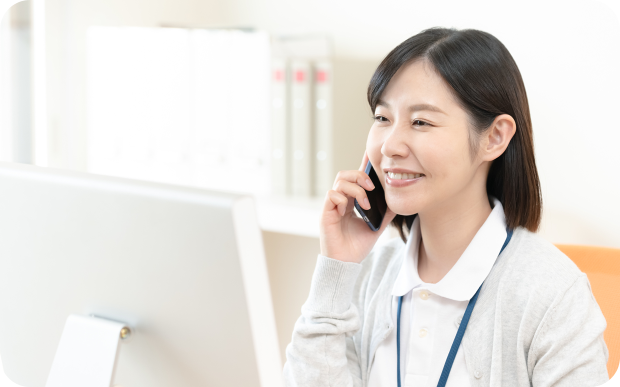 電話をかけている女性