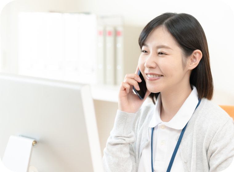 電話をかけている女性